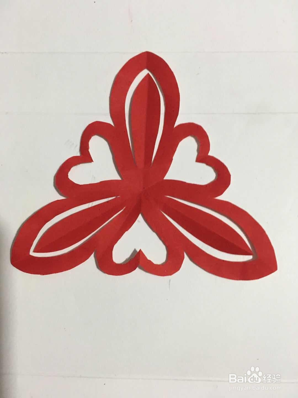 儿童剪纸 怎样用彩纸裁剪一朵三叶心形花