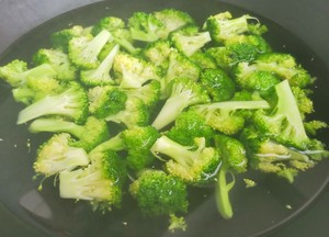 西兰花木耳炒火腿的做法