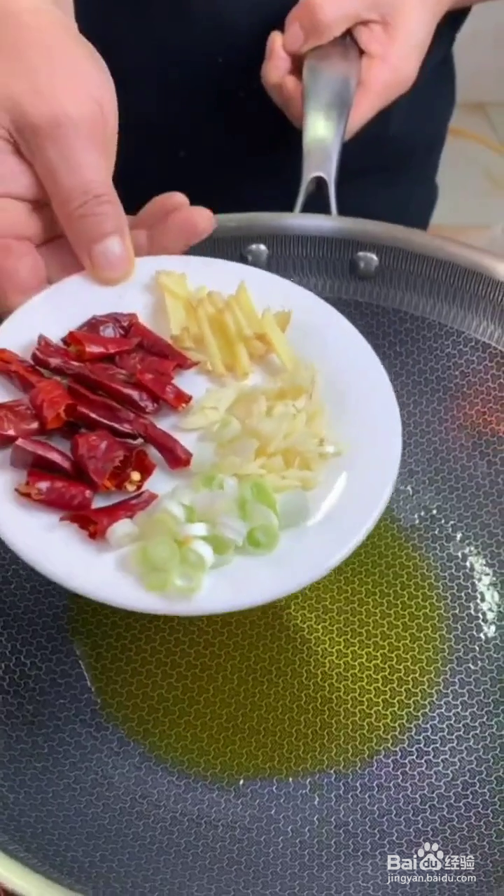 如何制作好吃的鲫鱼烧粉条?