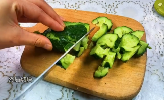 如何自制爽口凉拌黄瓜黑木耳？