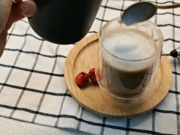 杏仁酱乌龙拿铁咖啡