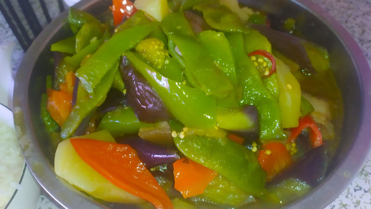 茄子土豆炖豆角,口感软糯,鲜香微辣,汤汁拌饭非常香