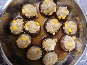 香菇蒸肉虾丸步骤