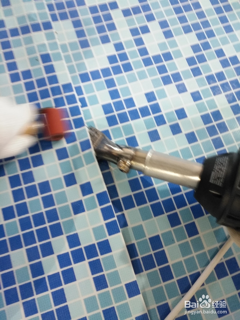 泳池马赛克脱落使用泳之漮泳池胶膜改造施工方法