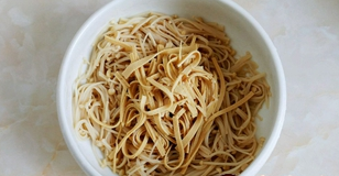 红油酸辣菇的做法