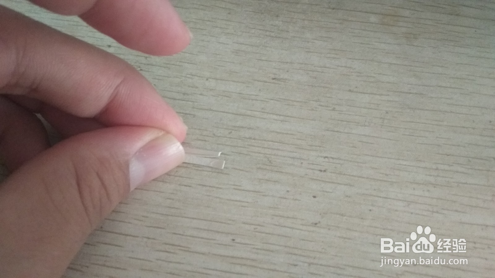 如何用一条细长的素描画纸做简易的钢笔的支架