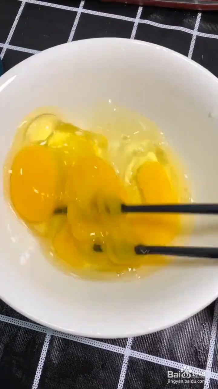如何在家自制洋葱炒鸡蛋