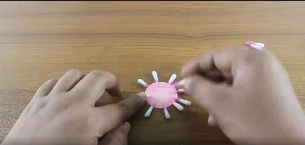 如何用棉签棒和毛线、串珠制作的壁挂？