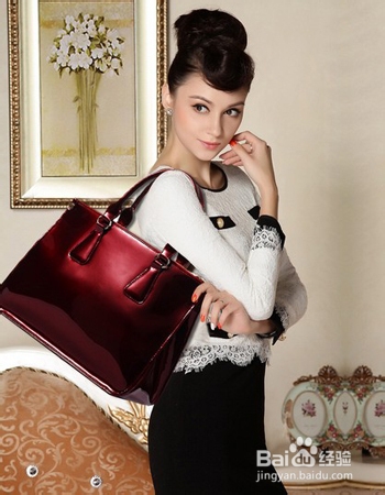 女人衣柜里永远少不了一件能挎出去的包包