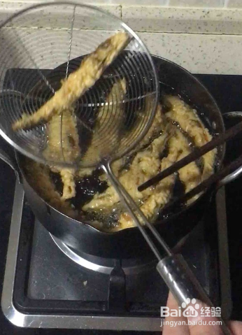 制作香酥多春鱼