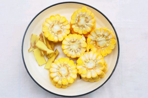 山药香菇玉米土鸡汤