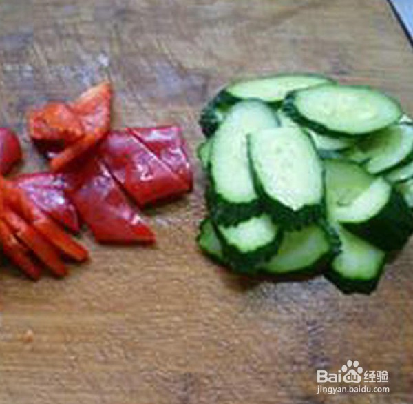 瘦肉片黄瓜炒人参果的简单做法