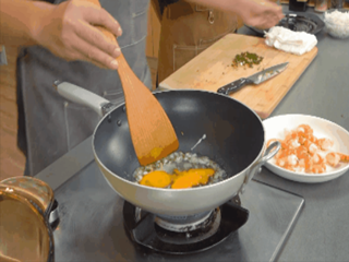 油泼虾仁炒饭怎么做？