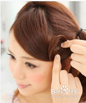 日系蓬松花苞头的扎法图解