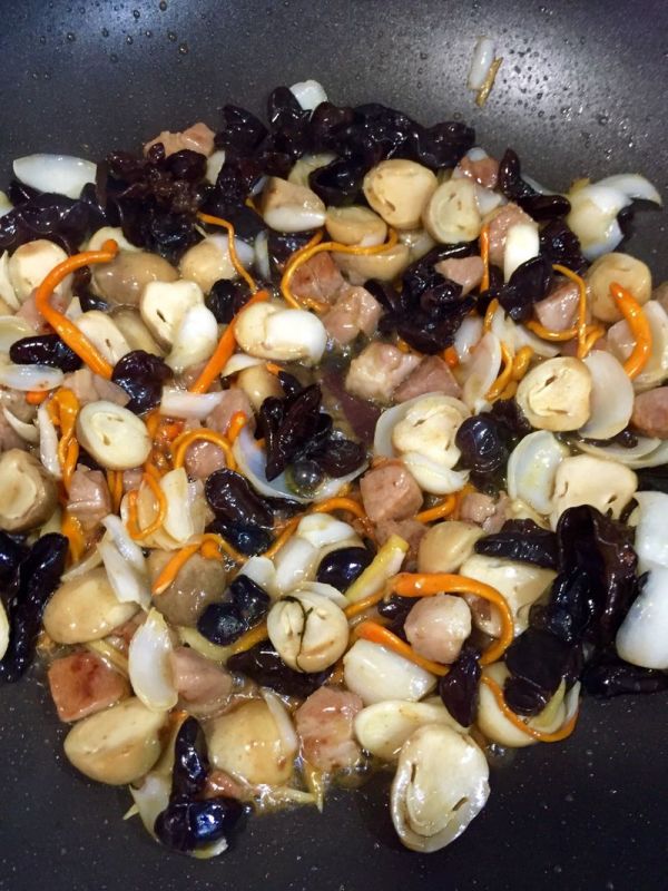 鲜百合炒猪扒粒