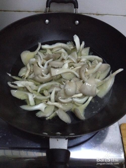 丝瓜条清炒蘑菇