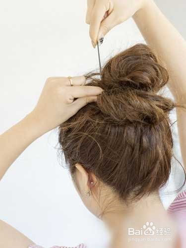 甜美花苞头扎法速学，搭配发箍更显气质