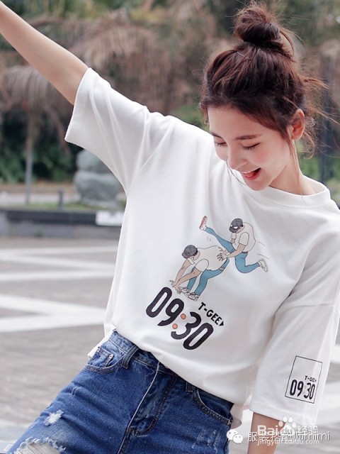 有了高腰裙，打造九头身还差一件短款T恤