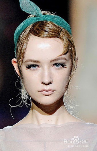 加分的头饰 秀场刮来发箍风,让你锦上添花