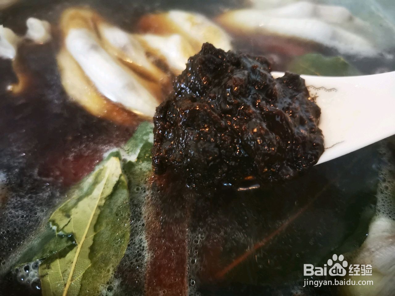 酱香鸭掌煲的做法