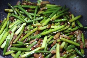 超好吃蒜苔炒肉的做法