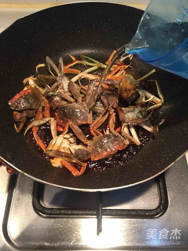 浓油赤酱的螃蟹炒年糕