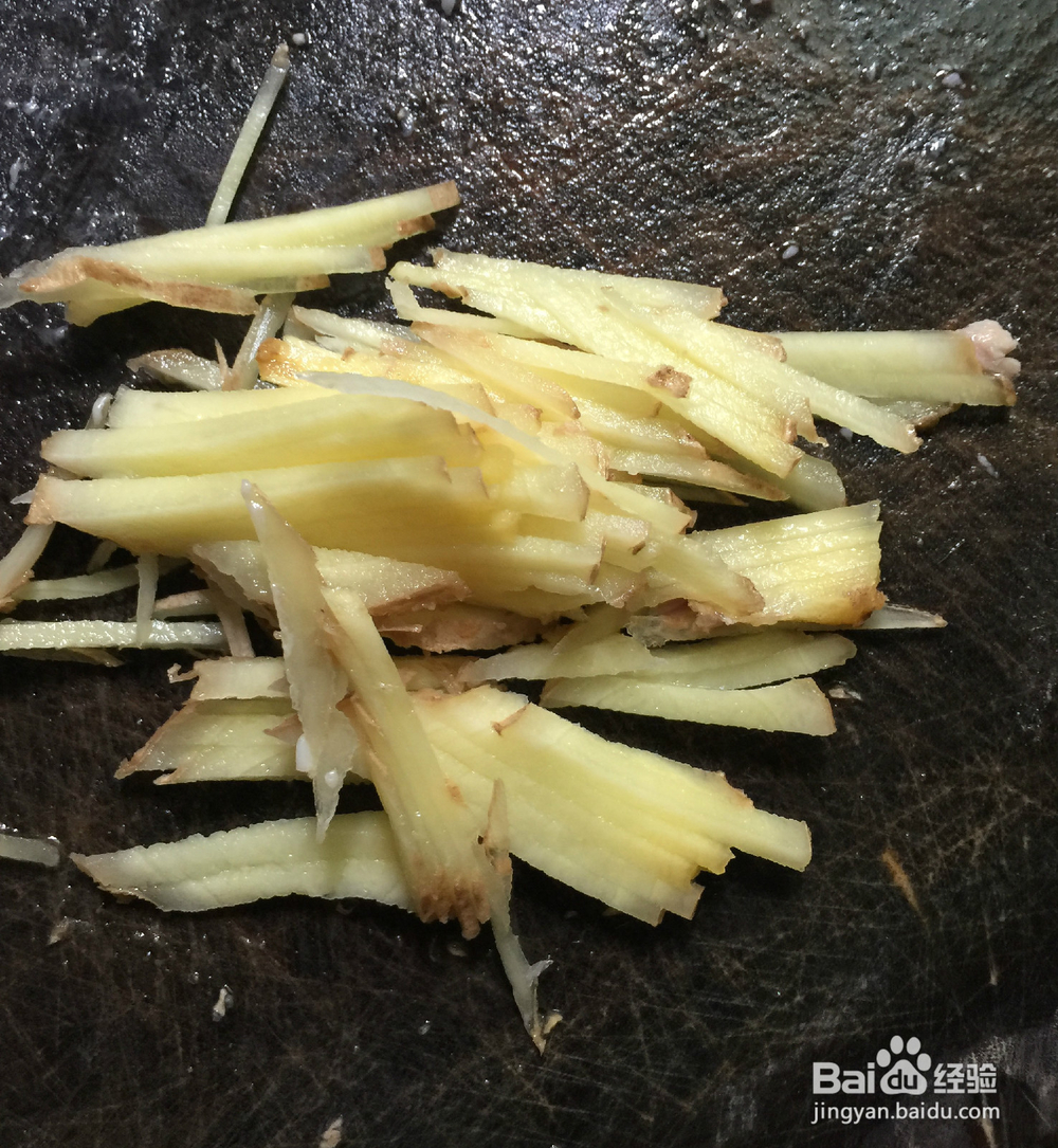 五花肉炒酸菜的简单做法。