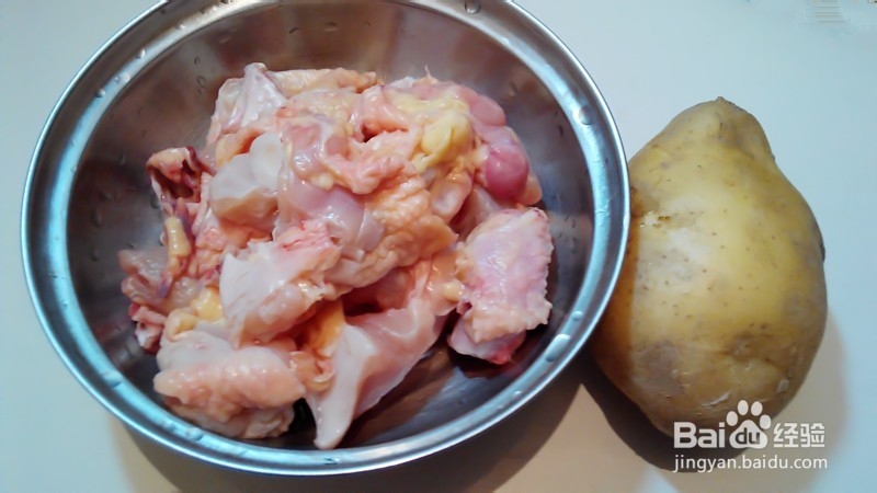 红烧土豆鸡块的做法。