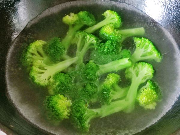 炝炒木耳西兰花
