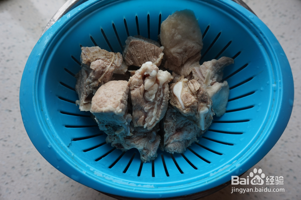 土豆烧排骨的做法