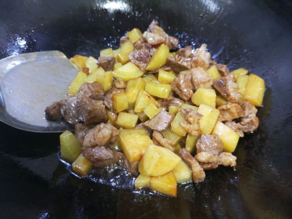 土豆胡萝卜牛肉焖饭