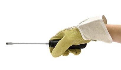 轮胎上的石子怎么除掉