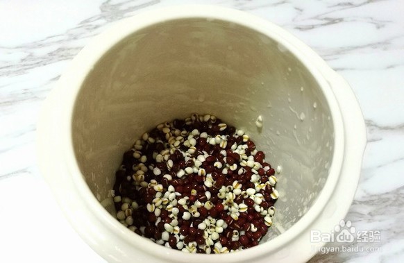 祛湿排毒的薏米红豆粥