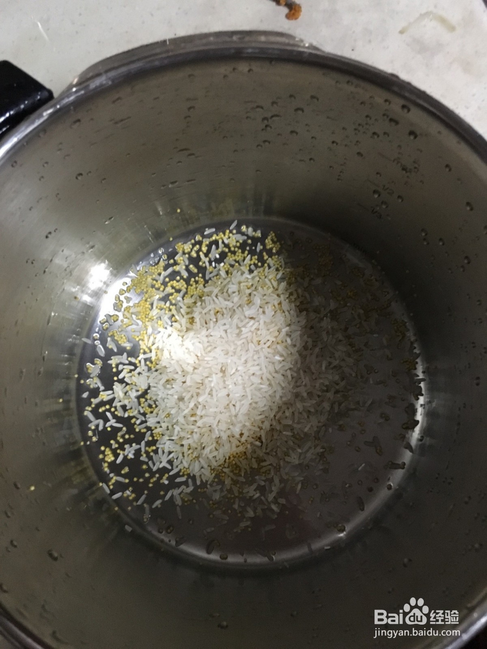 给宝宝做煮碗红枣胡萝卜粥吧