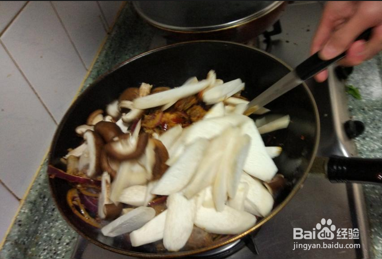 干锅排骨是怎么做出来的？