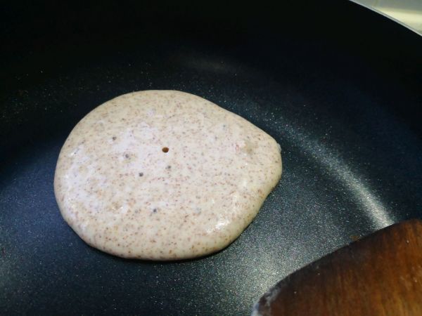 黑全麦松饼配蔓越莓果酱