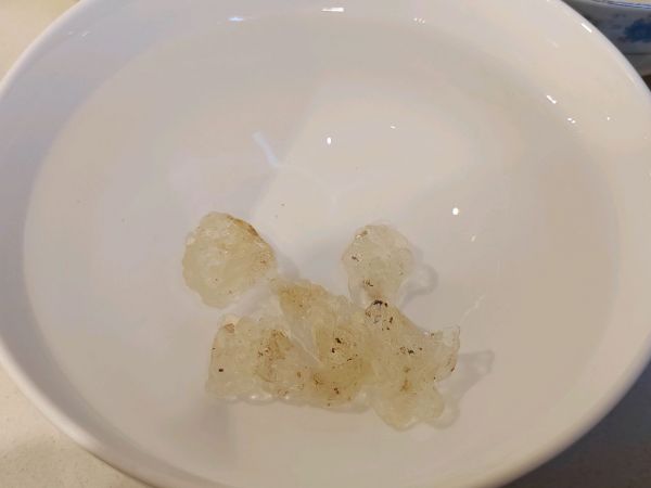 银耳炖雪梨甜汤