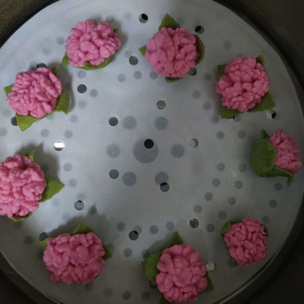 给婆婆做了一个康乃馨馒头花束