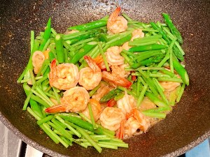 虾球炒芦笋烹饪方法
