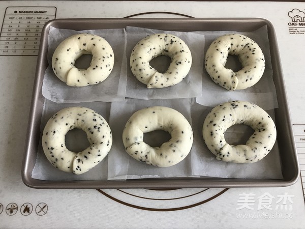 黑芝麻贝果的做法