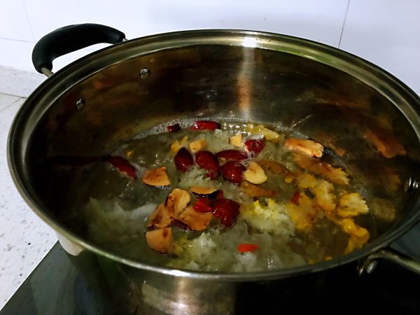 双耳桂圆红枣羹