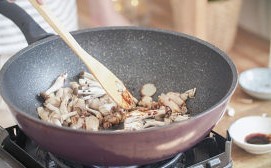 菌菇沙姜鸡的做法