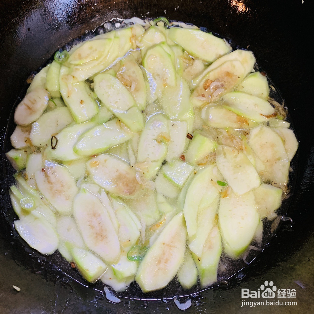 丝瓜虾皮熬制的咸蛋汤