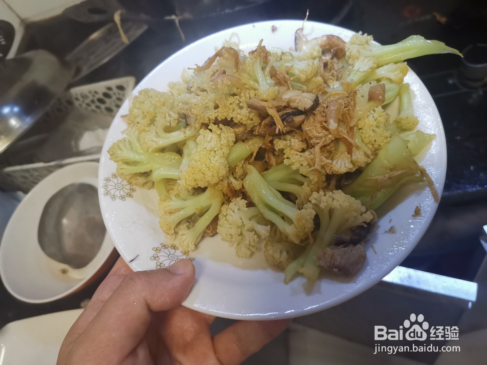 鸡胸肉炒香菇花菜的做法