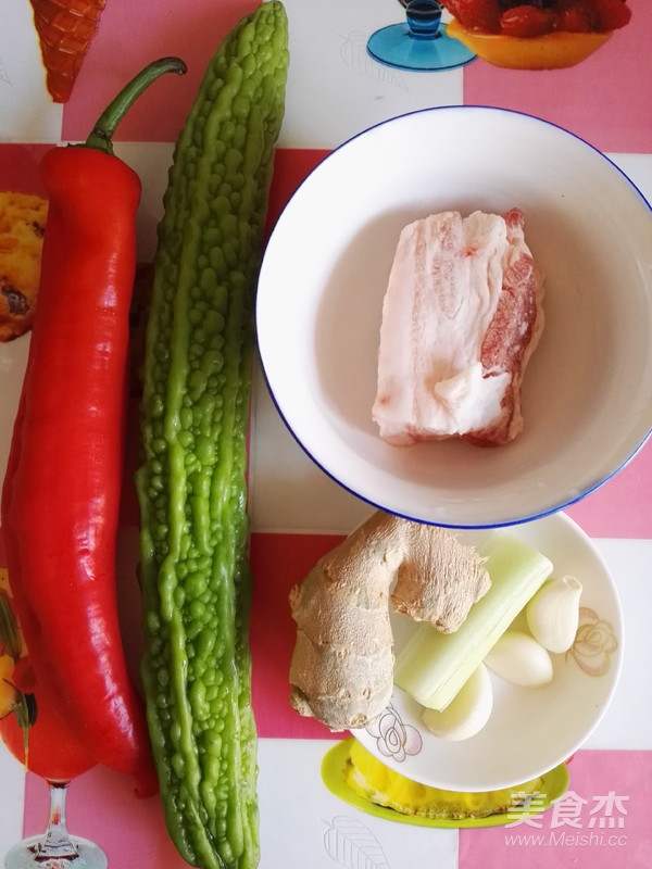 五花肉炒苦瓜