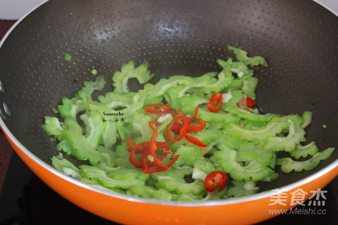 腊肉炒苦瓜的做法