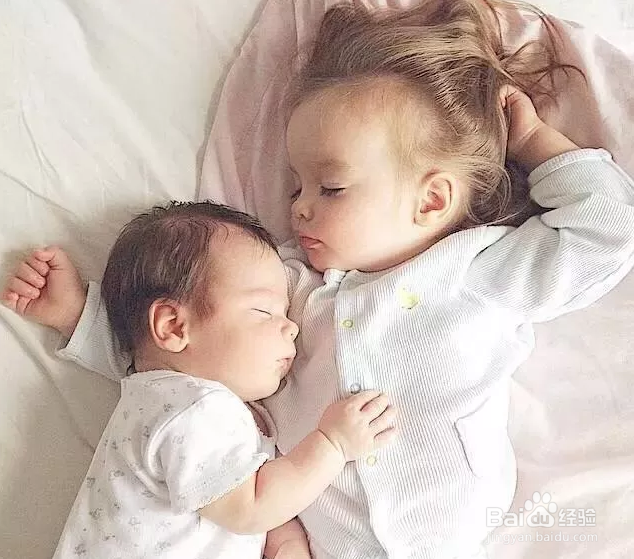 宝宝刚出生的第一年该怎么带?