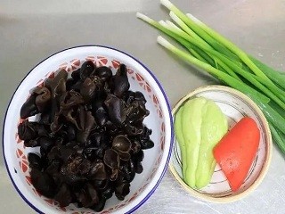 葱烧木耳佛手瓜怎么做？
