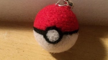 精灵球羊毛毡钥匙环的做法