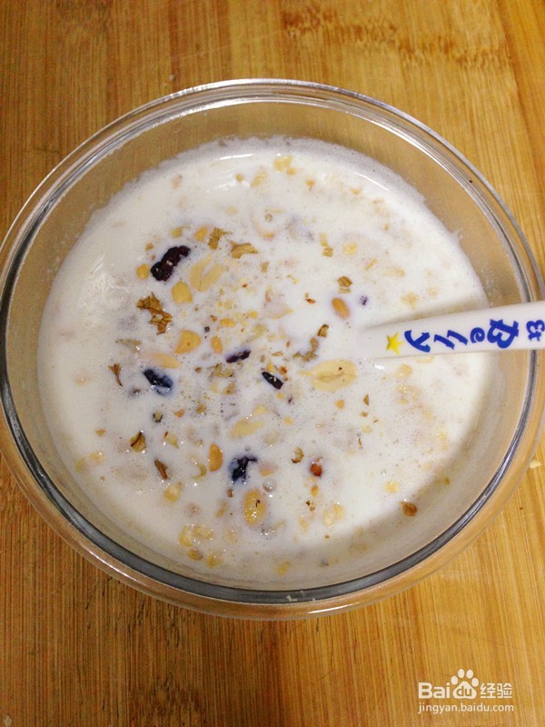 <b>快手营养早餐——坚果牛奶燕麦粥的家常做法</b>